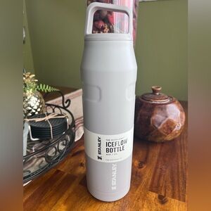 Stanley 36 oz IceFlow Cap and Carry+ Lid Bottle - Light Gray